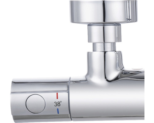 Prim-plan cu un robinet cu regulator de temperatură și indicator de 38 de grade