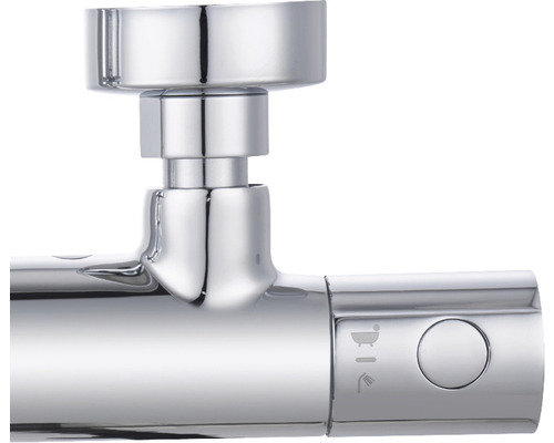 Prim-plan cu un termostat de duș cromat cu simboluri pentru cadă și duș