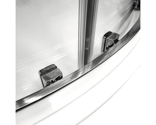 Detalii cabină de duș cu ușă glisantă și feronerie cromată