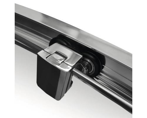 Prim-plan cu un element glisant al unei cabine de duș