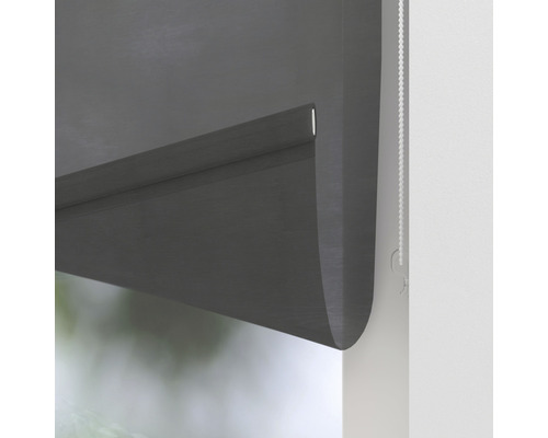 Rulou gri pe fereastră cu mecanism cu lanț