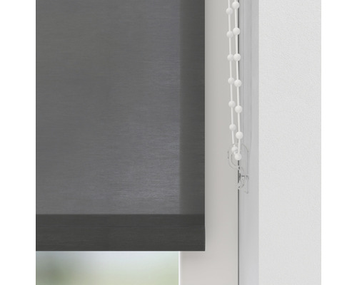 Rulou gri închis cu lanț la fereastră