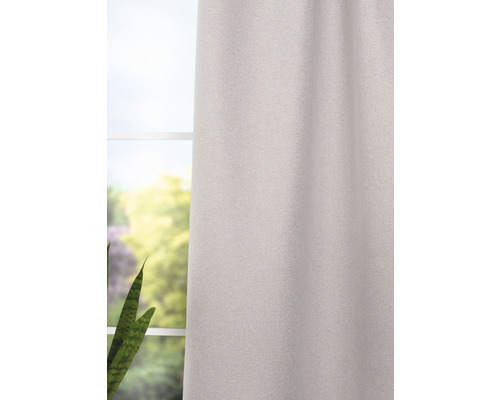 Vedere spre o perdea închisă în fața unei ferestre.