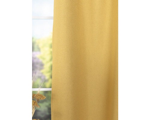 Perdea galbenă la fereastră