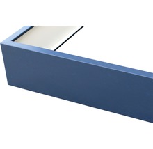 Detalii ale unei piese de mobilier albastre