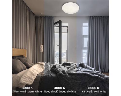 Dormitor cu lampă de plafon care arată diferite temperaturi de culoare