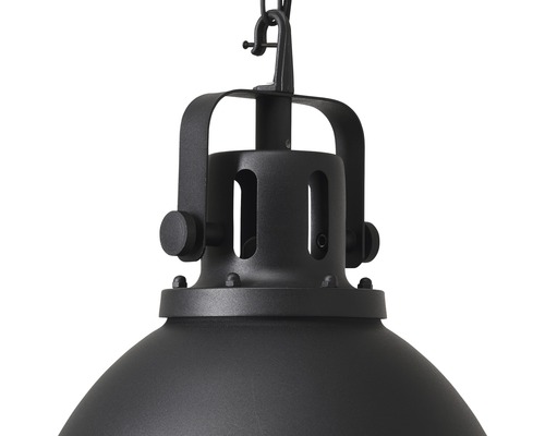 Detaliu cu o lampă suspendată neagră