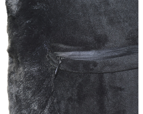 Prim-plan cu o pernă neagră din blană artificială cu fermoar