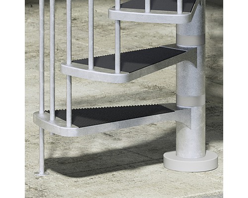 Imagine detaliată cu o scară spiralată cu trepte din oțel și bare de balustradă