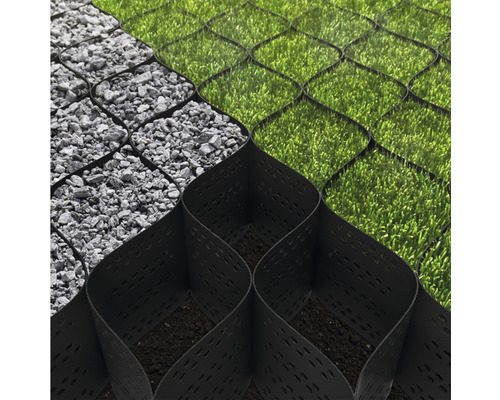 Prim-plan cu un pavaj de gazon umplut cu iarbă și pietriș.