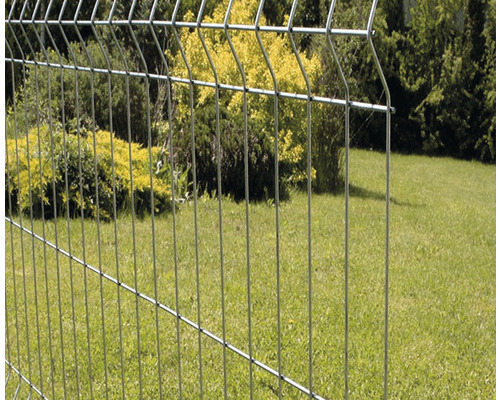 Gard metalic în grădină