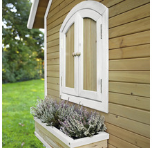 Imagine detaliată cu o căsuță de joacă din lemn cu fereastră și jardinieră