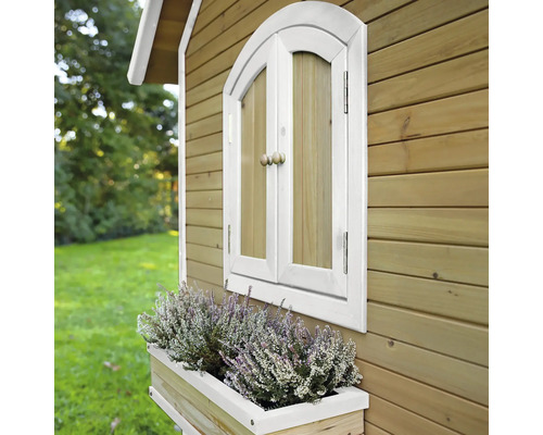 Imagine detaliată cu o căsuță de joacă din lemn cu fereastră și jardinieră