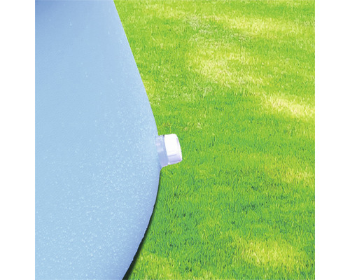 Prim-plan cu o piscină cu o supapă de scurgere pe un gazon