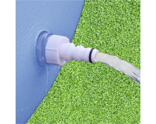 Prim-plan cu scurgerea piscinei cu racord de furtun și flux de apă