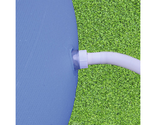 Prim-plan cu o piscină cu un furtun conectat pe gazon