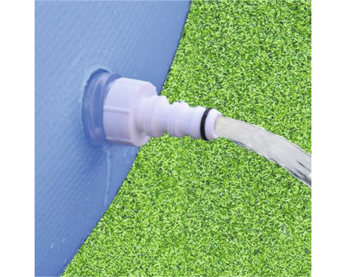 Prim-plan cu o supapă de golire a apei pe o piscină cu apă care curge