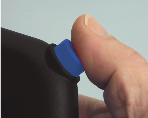 Un deget apasă un buton albastru pe un dispozitiv negru.