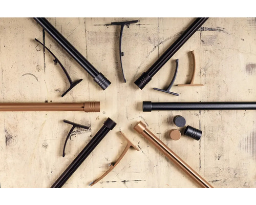 Bare de perdea, capete și suporturi metalice pe o suprafață