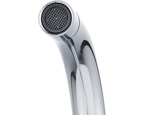 Prim-plan cu robinet cromat cu aerator
