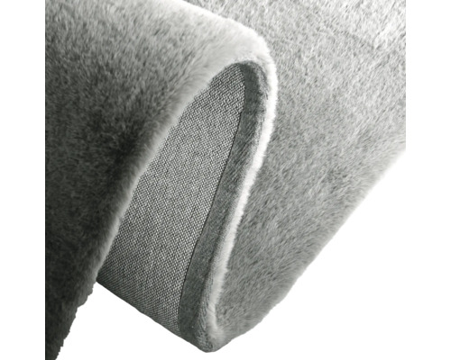 Covor gri cu colțul și spatele ondulate