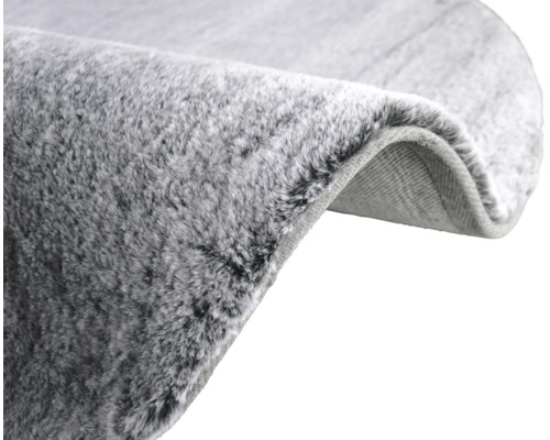 Vizualizare detaliată a unui covor gri cu suprafață moale