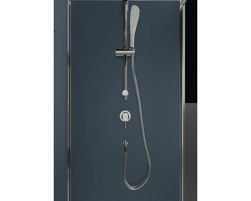 Baterie de duș cu duș de mână și regulator pe un perete de duș