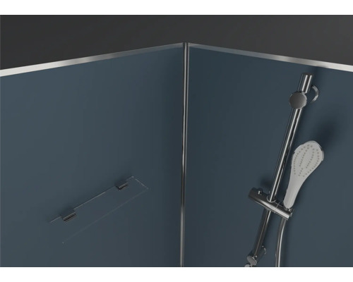 Detaliu al unei cabine de duș cu cap de duș și suport