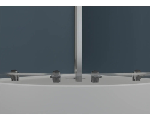 Prim-plan cu o cabină de duș cu elemente de sticlă transparente și feronerie argintie