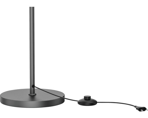 Vizualizare detaliată a unei lămpi de podea cu întrerupător cu picior și cablu de alimentare