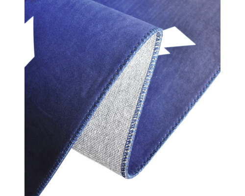 Prim-plan cu un covor albastru cu model alb