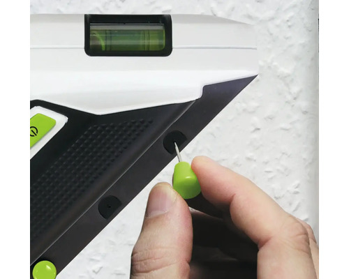 Un boloboc fixat pe perete este fixat cu un cui de fixare.