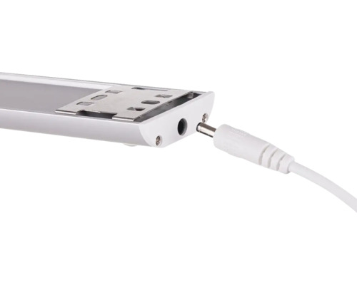 Prim-plan cu o lumină LED sub dulap cu conexiune pentru cablul de alimentare