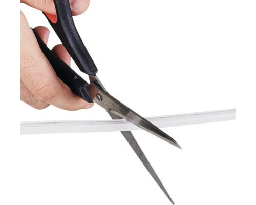 O foarfecă taie o bandă LED.