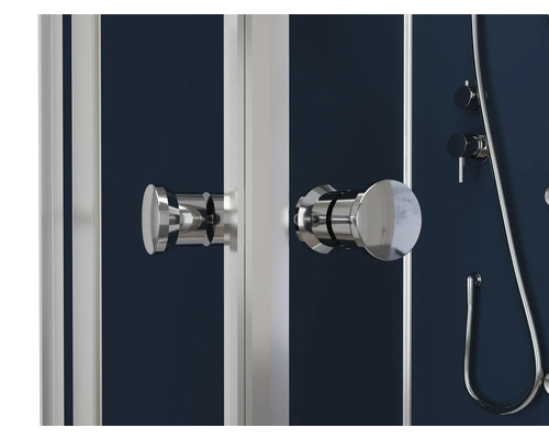 Prim-plan cu o cabină de duș cu mânere, robinete și furtun de duș.