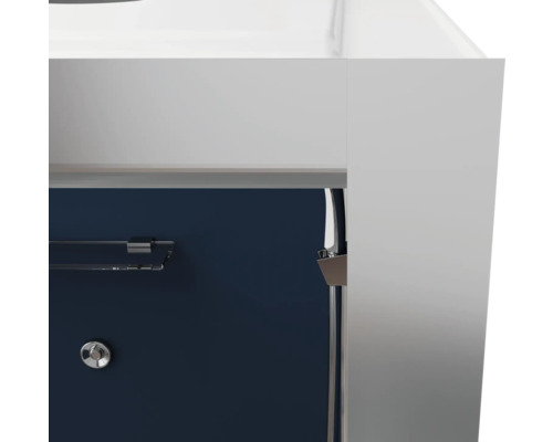 Imagine detaliată a unui mobilier de baie cu suport pentru prosoape și robinet