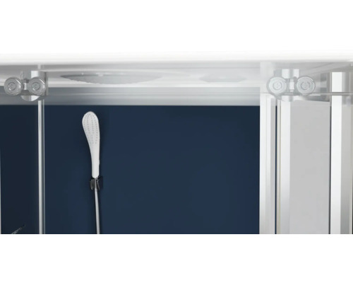 Detaliu cabină de duș cu duș de mână și feronerie pentru uși glisante