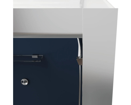 Detaliu al unui mobilier de baie cu suport pentru prosop și armătură