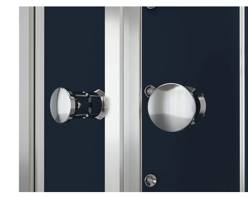 Detalii cabină de duș cu mânere rotunde și feronerie argintie