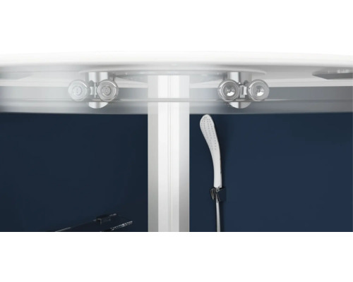 Prim-plan al unei cabine de duș cu sistem de uși glisante, cap de duș și raft