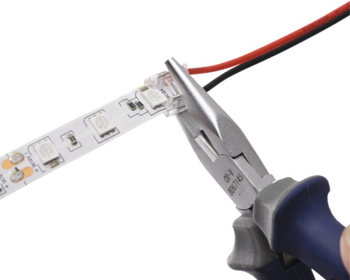 Bandă LED fixată cu clește