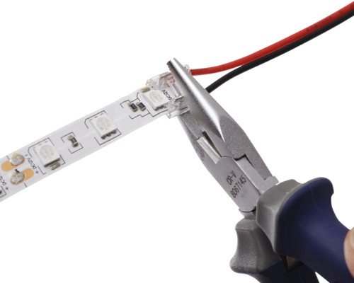 Banda LED este fixată cu un clește