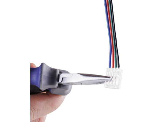 Clește cu cioc ascuțit cu mânere albastre care ține o fișă cu cabluri multicolore