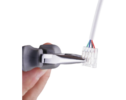 Clește conectând cablul la mufă