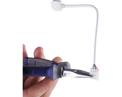 Un clește conectează un cablu la un conector.