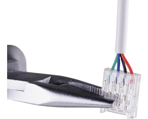 Clește conectează cablul la mufă