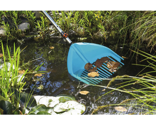 Curățarea iazului cu o plasă de iaz în iazul din grădină