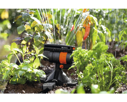 Aspersor Gardena în uz pentru irigarea grădinii