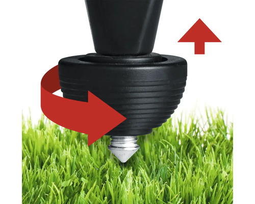 Prim-plan al produsului cu un țăruș de pământ cu mișcare de rotație în iarbă