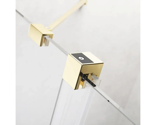 Detaliu cabină de duș cu armături aurii și sticlă transparentă